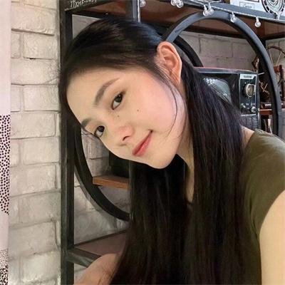 缓缓前行的老货轮